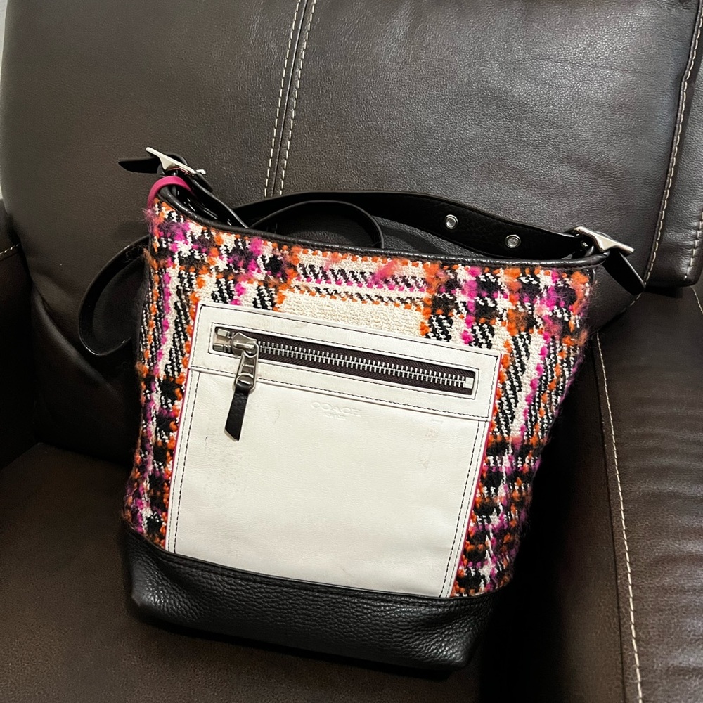 Nice warm color Coach Shoulder Bag.